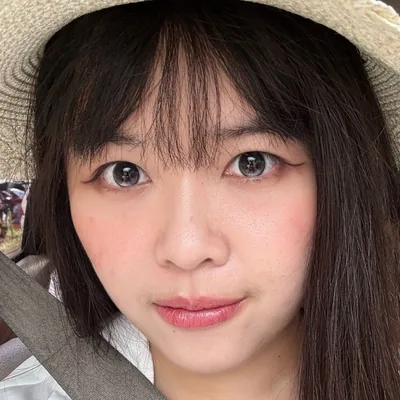 簡巧恩（Jacquelyn Chien）戴著草帽的照片